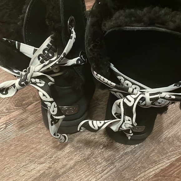 Ugg boots with metal plate. Size 7 Women. Good used condition. Offers welcome. - Picture 2 of 7